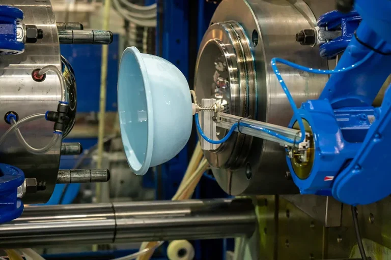 Plastic injection molding machine producing a plastic bowl