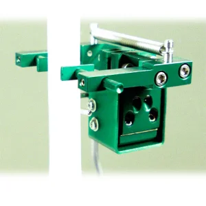 Image of EX-3475 extensometer clipped onto sample